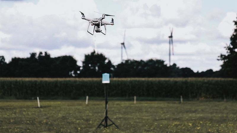 The system provides 360° coverage, with detection ranges from 50 to 200 meters depending on environmental noise, and updates every second.(Source:  Fraunhofer IDMT/Leona Hofmann)