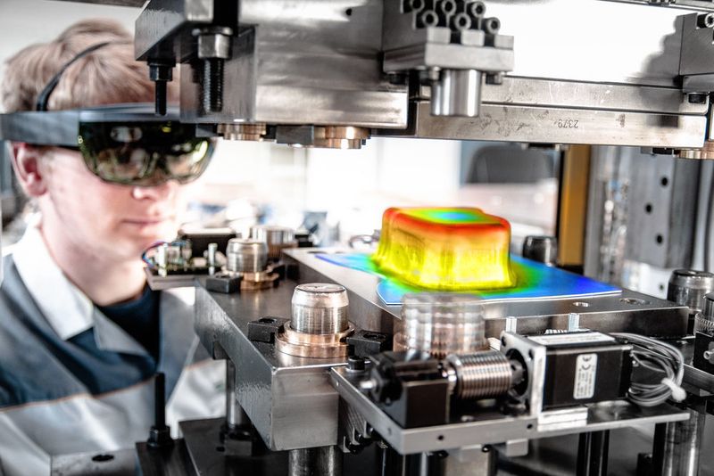 Die Visualisierung der Messdaten erfolgt über eine Auswertungssoftware und kann auf unterschiedlichen Endgeräten, beispielsweise Datenbrillen, dargestellt werden.  (Fraunhofer-IWU)