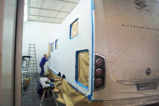 Vor allem Sonderfahrzeugen wie Wohnmobilen soll in der Lkw-Lackierkabine von Wolf zu neuem Glanz verholfen werden. (Bild:  Karosseriebau Heinz)