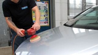 Maik Kornheim ist zertifizierte Fachkraft für innovative Fahrzeugaufbereitung. Er garantiert seinen Kunden und seinem Arbeitgeber eine hohe Aufbereitungsqualität. (Foto: Rubbel)