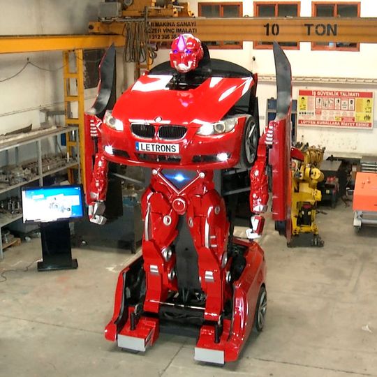 Das türkische Start-up Letrons hat diesen Real-Life-Transformer gebaut – der Roboter erhebt sich aus einem 3er-BMW.(Bild:  Letrons)