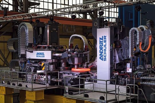 Bei der Vorführung Mitte September der neu entwickelten Anlage mit einer Radialkraft von 200 Tonnen und einer Axialkraft von 160 Tonnen konnten Kunden aus der Schmiedeindustrie beobachten, wie aus einer glühenden Ringvorform ein Radreifen gewalzt wurde.(Bild:  Andritz Schuler)