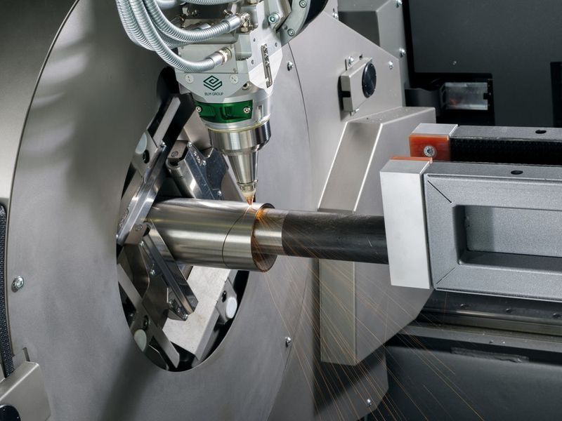 Gerade auch bei Sichtschweißverbindungen spielt das 3D-Schneiden eine Schlüsselrolle. Die einzelnen Teile passen im wahrsten Sinne des Wortes lückenlos zusammen, was letztlich auch der Qualität der Büromöbel zugute kommt. (BLM)