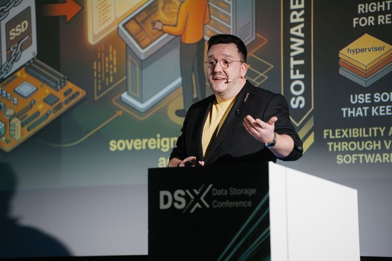 Tobias Pföhler, Director of Sales EMEA bei StorMagic, in der Expert-Session mit dem Titel „Wenn Abhängigkeit teuer wird: Souveräne & resiliente IT‑Architekturen als Antwort auf den Wandel im Plattform‑Markt“. (Bild:  Manuel Emme Fotografie)