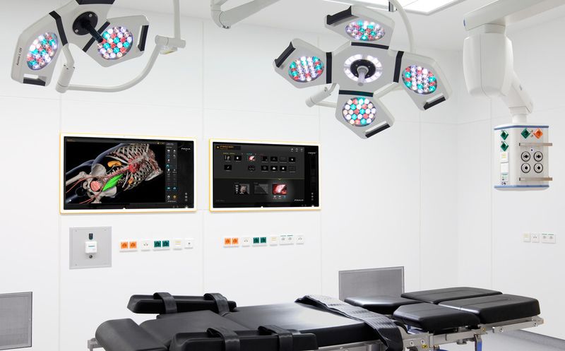 32 Buzz Digital OR-Systeme sorgen zukünftig in den neuen OP-Sälen des LMU Klinikums in Großhadern dafür, dass Ärzte bei bis zu 120 Eingriffen pro Tag auf MR-Daten, CT-Daten und andere relevante Informationen zugreifen können. (Bild: Brainlab)