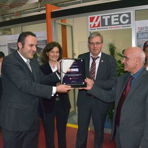 Übergabe der Eröffnungsurkunde bei der HTEC-Eröffnung in Italien (von links): Prof. Andrea Burnelli, zuständig für das Maschinenbaulabor des Aldini- Instituts, Elena Ugolini, Staatsekretärin aus dem Ministerium für Ausbildung, Universität und Forschung, Alain Reynvoet, General Manager Haas Automation Europe und Salvatore Grillo, Direktor des Aldini Instituts.