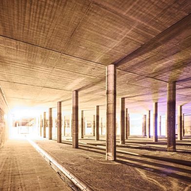 Angriffsziel Wasserversorgung: die Sicherheit der Wasser- und Abwasserwirtschaft rückt auf der Ifat 2026, der Weltleitmesse für Umwelttechnologien (4. bis 7. Mai), erstmals in den Fokus. (Bild: Messe München; © starlineart, © Mirador - stock.adobe.com)