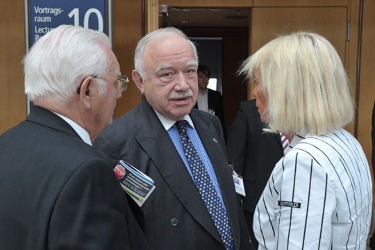 Langjährige Wegbegleiter des Kfz-Gewerbes unter sich: (v. re.) Marion Johl (Santander Consumer Bank) im Gespräch mit ZDK-Ehrenpräsident Bernhard Enning. (Archiv: Vogel Business Media)