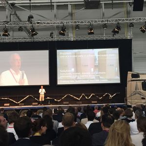 Alexander Weisz (l.), Associate Partner beim Startup Quantoz, und Jan Buchmann, Head of IT Innovation bei BASF, präsentieren auf dem Expo Day der Innovationsplattform Startup Autobahn ein intelligentes Logistikkonzept auf Basis der Blockchain-Technologie.