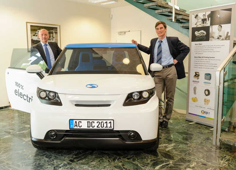 Prof. Armin Schnettler von der zentralen Siemens-Forschung (links) und Prof. Achim Kampker, Geschäftsführer von StreetScooter, haben heute vereinbart, bis Dezember 2014 eine neuartige Elektronik- und Software-Architektur in einen elektrischen Lieferwagen von Streetscooter zu integrieren. (Siemens)