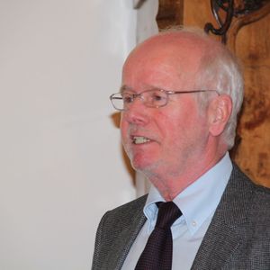 Fritz Thegtmaier, Agrichema, macht darauf aufmerksam, dass nicht fließende Schüttgüter nicht nur wirtschaftliche Probleme, sondern auch Gefahren für die Mitarbeiter bedeuten können.(Bild:  Bild: Mühlenkamp)