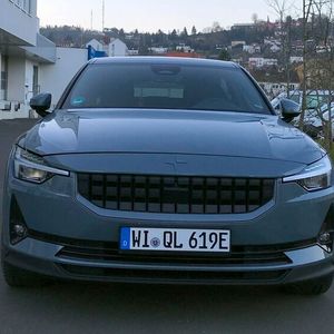 1. Das Markenzeichen: Um sein Signet, den stilisierten Polarstern, macht Polestar wenig Aufhebens. Er ist in Wagenfarbe lackiert auf die Motorhaube aufgebracht. Das Design lehnt sich eng an die Konzernschwester Volvo an.