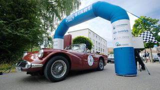Start der zwölften Oberbayerischen Meister-Classic, die durch das Allgäu führte. Hier ein Daimler Dart SP 250 aus dem Jahr 1964. (Bild: Zietz - VCG)