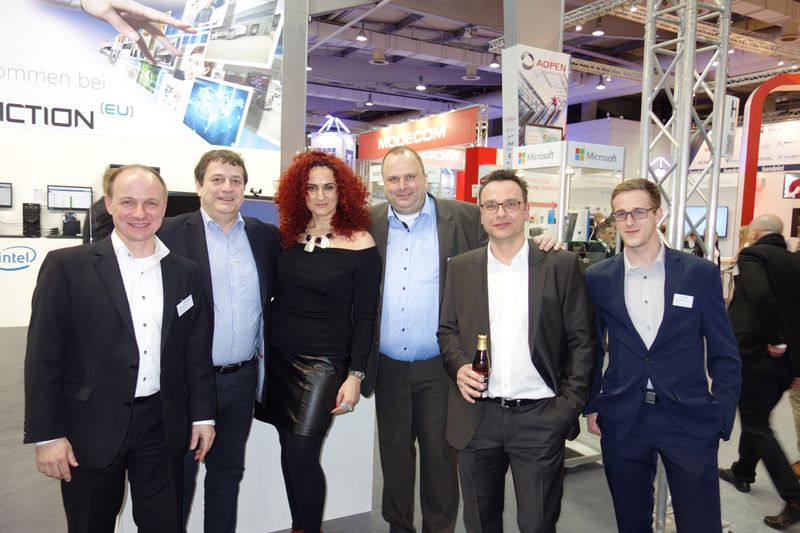 Doppelte Action mit Besa (v. l.) Jörg Hasselbach, Action Europe, Karl Hoffmeyer, Assmann, Christoph Borchard, Action Europe, Gernot Sonnek, ActionIT und Christian Blase, Assmann. (Bild: IT-BUSINESS)
