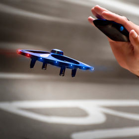 Immer super zu Weihnachten ist eine Drohne. Das RED5 Motion Control UFO wird mit Handgesten gesteuert und kostet 39,99 Englische Pfund bei www.menkind.co.uk. (MenKind)