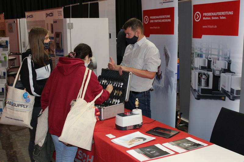 Interaktion, endlich mal wieder nicht nur per Video-Anruf – die Messebesucher suchten das persönliche Gespräch mit den Ausstellern.  Weitere Infos zu den kommenden LAB-SUPPLY-Messen finden Sie auf www.lab-supply.info.  (LABORPRAXIS, C. Lüttmann)