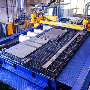 Die Plasma-Brennschneidanlage hat einen Bearbeitungsbereich von 12000 mm × 3500 mm. Als Plasmastromquelle dient eine HiFocus 360i neo mit automatischer Gaskonsole und ContourCut  Speed-Technologie von Kjellberg Finsterwalde.