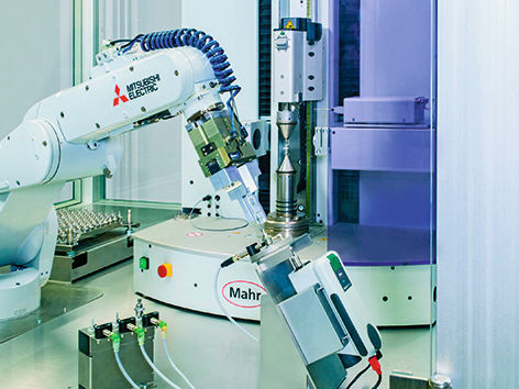 Mahr „Engineered Solutions“ bieten kundenspezifische Messlösungen – im Bild: ein automatisierter Messplatz mit Roboterbeladung. (Mahr GmbH)