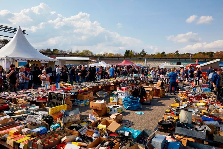 Grabbeltisch nur ohne Tisch: Dafür dürften aber vermutlich die Preise analog den Angeboten der Textilbranche ausfallen – hoffentlich. (Bild: Veterama)