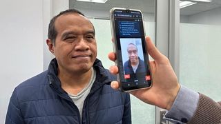 PhD scholar Guilherme Camargo de Oliveira (right) demonstrates the face screening tool with Visiting Associate Professor Nemuel Daniel Pah from RMIT University. (Source: Seamus Daniel, RMIT University)