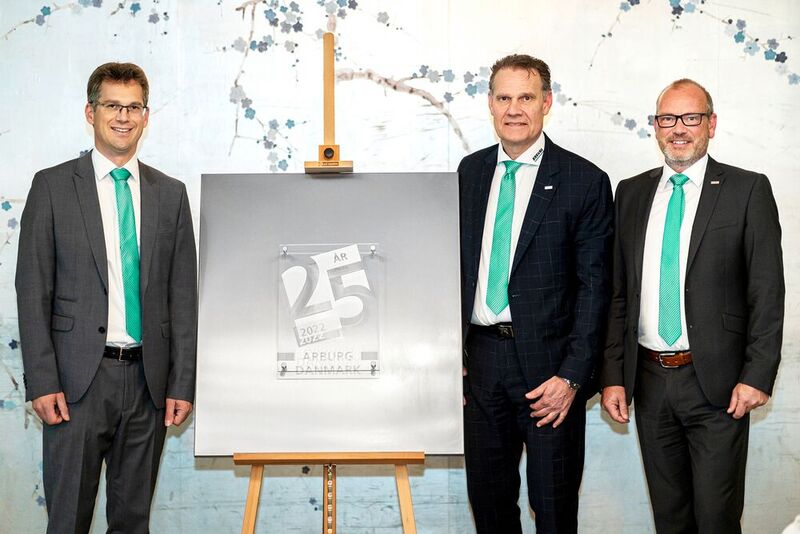 25th anniversary of Arburg Denmark: As high-ranking representatives of the Arburg parent company, Guido Frohnhaus, Managing Director Technology & Engineering (right), and Steffen Eppler, Director Sales Europe (left), handed over an anniversary sculpture to Michael Kylling, Managing Director of Arburg in Greve, on 2 June 2022.