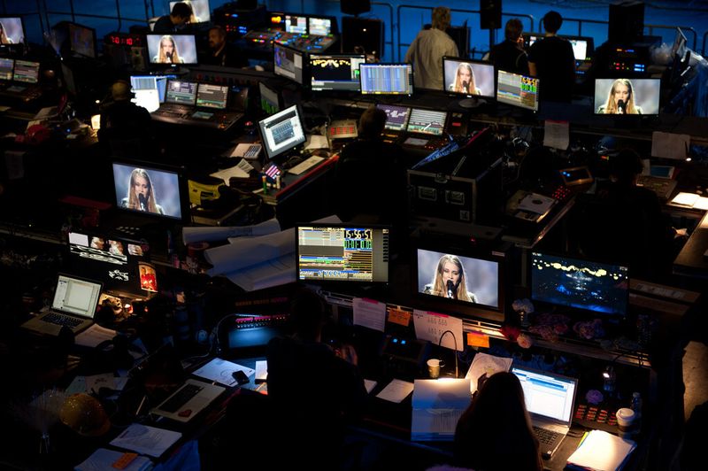 Blick auf einen Teil der Ton-, Licht- und Bildregie (Eurovision Song Contest)