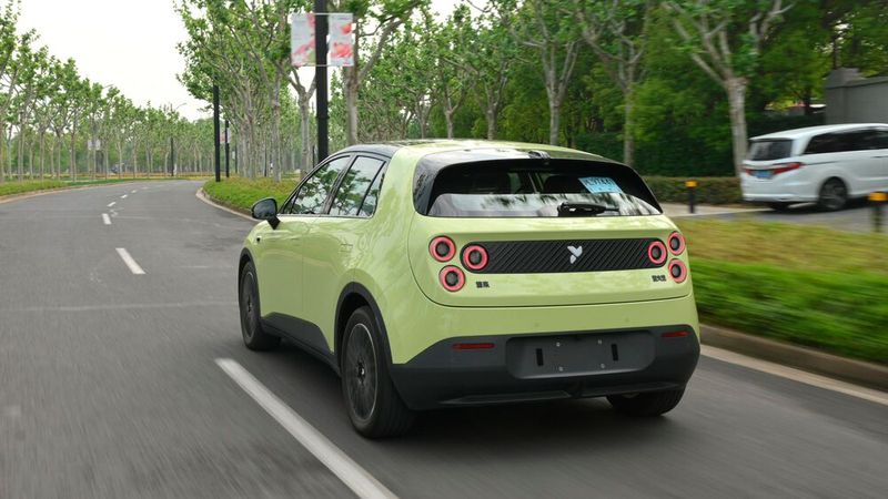 Das Leuchtenthema in der Front prägt auch das Heck des Elektrokleinwagens. (Bild: Nio Firefly)