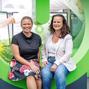 Jessica Bethune (links), Vice Präsident Industrie- und Prozessautomation DACH bei Schneider Electric, im Gespräch mit Anne Richter, Chefredaktorin der at - aktuelle technik.(Bild:  Schneider Electric/ Gruppe C Photography)