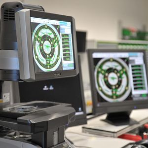 Zentrale Leistungsträger des Kronenberg-Prüfwesens sind drei hochentwickelte digitale Keyence-Messprojektoren der Modellreihe IM.