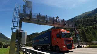 Am Karawanken-Straßentunnel ist die Thermoportal-Hardware an der Tunneleinfahrt montiert. Sie kann aber auch, wie während der Testphase geschehen, an beliebigen Signaloder Mautbru¨cken installiert werden. (Dias Infrared Systems)