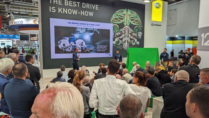 Volles Haus aber kaum jemand verstand etwas bei dem schlechten Ton: die Pressekonferenz bei Hella Gutmann. (Bild: Dominsky – VCG)