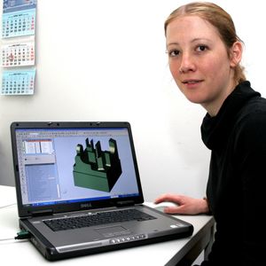 Corinna Kölle am Notebook mit CAD-Grafitelektrode. Bild: Agie-Charmilles