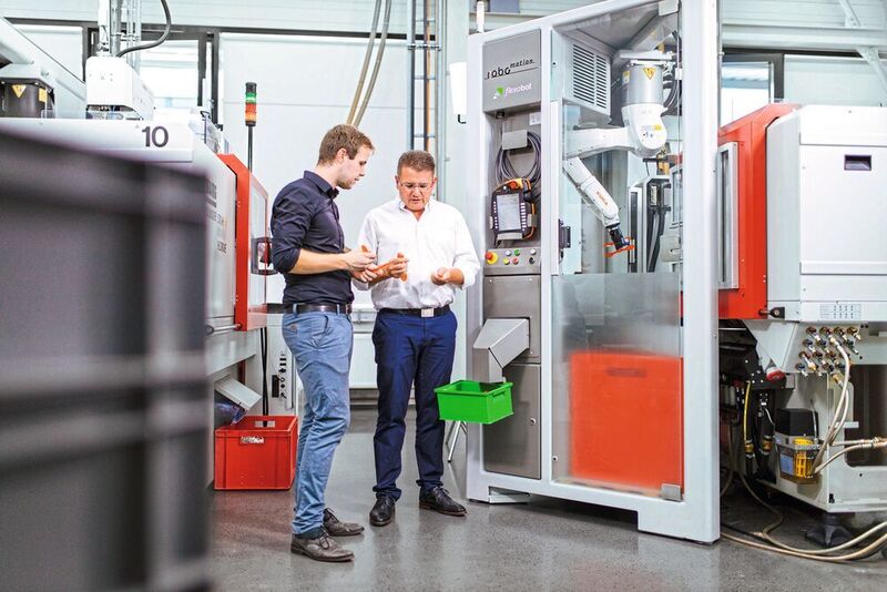 Matthias Gindele (r.), Geschäftsführer der Gindele GmbH, und Manuel Habermann (l.) von robomotion prüfen die Bauteil-Qualität. (Kuka)