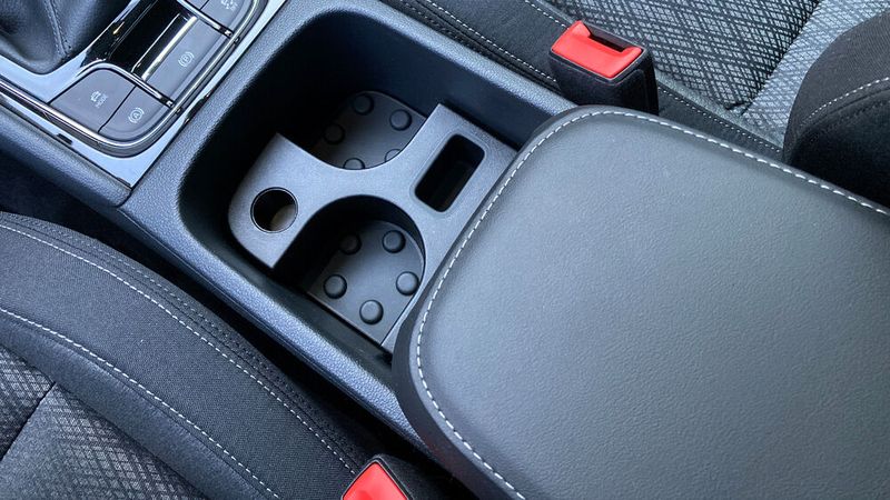 2. Die praktische Mittelarmlehne: Sie lässt sich nach vorne und hinten schieben, nach oben klappen und in verschiedenen Stufen einrasten. (Bild: Wehner – VCG)