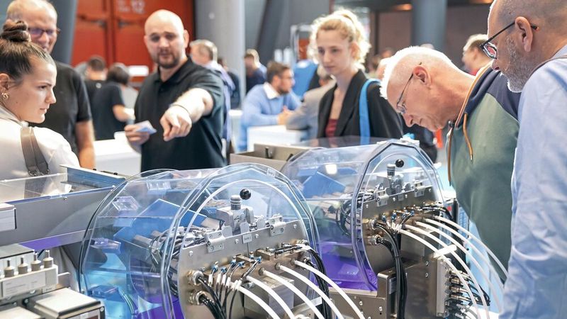 Impulsgeber für neue Projekte und Partnerschafte: Vom 06. bis 08. Oktober 2026 trifft sich die Produktionsbranche in Stuttgart auf der Motek und Bondexpo.  (Bild: P. E. Schall)