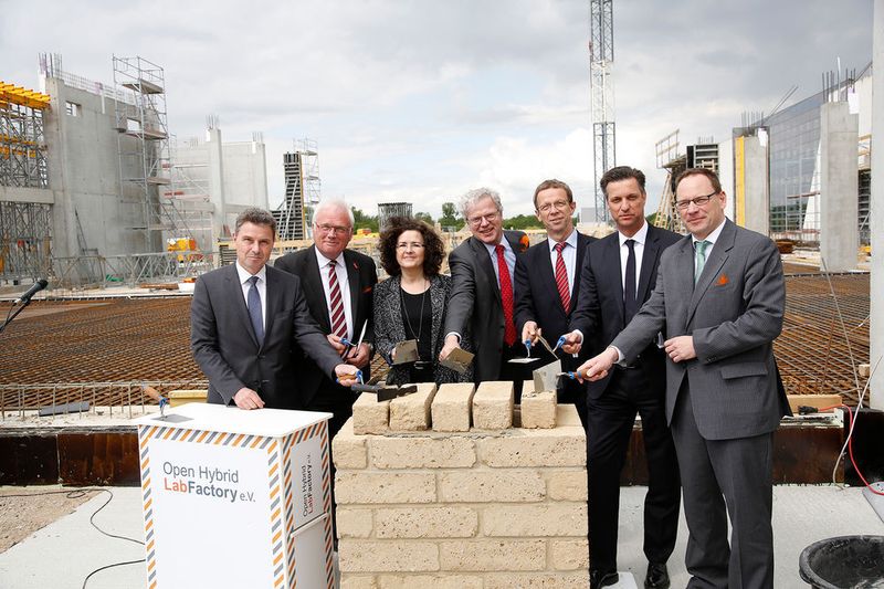 Bei der Grundsteinlegung (v.l.n.r.): Prof. Dr.-Ing. Klaus Dilger, Prof. Dr.-Ing. Jürgen Hesselbach, die Niedersächsische Wissenschaftsministerin Gabriele Heinen-Kljajić, Julius von Ingelheim, Sprecher des Vorstandes der Wolfsburg AG, Klaus Mo‎hrs, Oberbürgermeister der Stadt Wolfsburg, Thomas Schmall, Volkswagen Markenvorstand, Thomas Krause, Vorstand Wolfsburg AG. (TU Braunschweig / NFF / Bierwagen;)