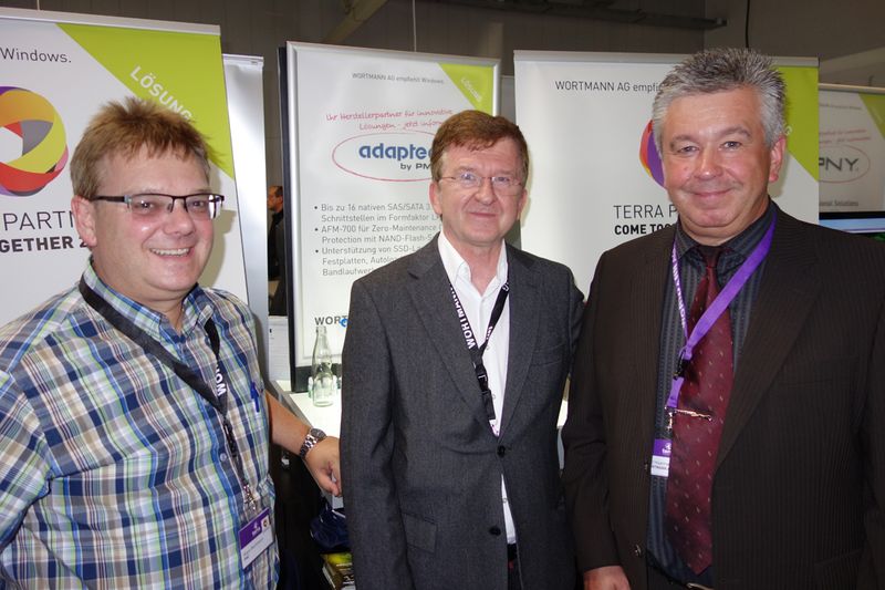 (v. l.) Klaus Bachmann und Alfred Berger, adaptec, mit Ralf Haarmeyer, Wortmann (Bild: IT-BUSINESS)