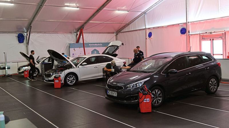 An den Stationen mussten an verschiedenen Fahrzeugen diverse Teilaufgaben gelöst werden. (Bild: Büttner – VCG)