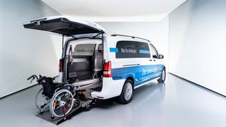 Mit dem Umbau des E-Vito Tourer für den Transport von Rollstuhlfahrern will Mercedes Privatkunden, Taxiunternehmen und Transportdienste ansprechen. (Bild: Mercedes)