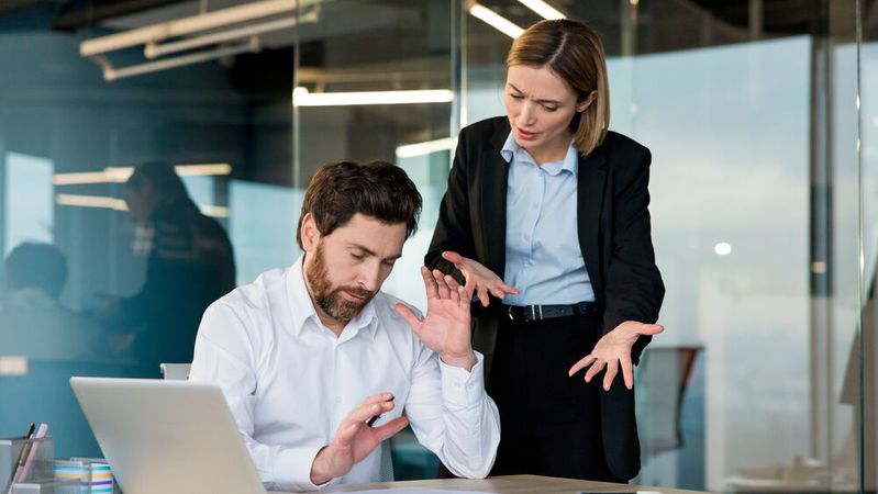 Neue gesetzliche Vorgaben und immer raffiniertere KI-Betrugsmaschen zwingen Firmen und ihre IT-Sicherheitschefs, Mitarbeitende anders auf Cyberangriffe vorzubereiten.(Bild: ©  Liubomir - stock.adobe.com)