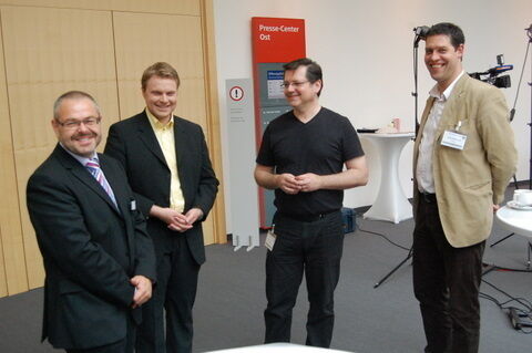 Messe-Projektleiter Udo Weller (links) beim TV-Interview im Pressezentrum (Archiv: Vogel Business Media)