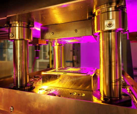Was die sogenannte passive Hochdruck-Blechumformung ist, erklären hier Forscher vom Fraunhofer-Institut für Werkzeugmaschinen und Umformtechnik (IWU) aus Chemnitz. Etwas ist schon klar: Es wird günstiger und flexibler in der Anwendung ...(Bild:  Fraunhofer IWU)