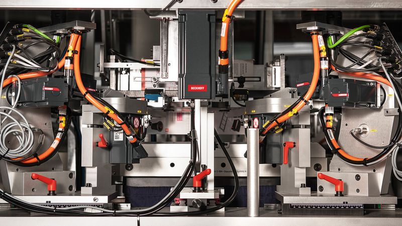 Durch die hochpräzise Mechanik und Bewegungssteuerung kann bei allen zählbaren Papierarten der Seitenumfang jedes Kapitels exakt und fehlerfrei erfasst werden. (Bild: Beckhoff)