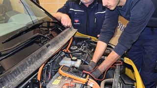 Die Begeisterung für die Hochvolttechnik ist für Michael Kellner (li.) unerlässlich – und beginnt beim Schulen der Auszubildenden.  (Bild: Schweitzer/»kfz-betrieb«)