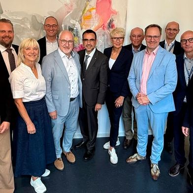Vorstellung der Studie im Bayerischen Landtag. Personen auf dem Foto (v.l.n.r.) Dr. Cordula Weiß (VCI-LV Bayern), Sascha Schnürer, MdL (CSU), Carolina Trautner, MdL, Staatsministerin a.D. (CSU), Bernhard Seidenath, MdL (CSU), Helmut Schnotz, MdL (CSU), Klaus Holetschek, MdL, CSU-Fraktionsvorsitzender im Bayerischen Landtag, Staatsminister a. D. (CSU), Dr. Andrea Behr, MdL (CSU), Dr. Markus Schneider (Basys), Thorsten Freudenberger, MdL (CSU), Dr. Andreas Jäcker (BMS), Dr. Andreas Heigl (Servier), Martin Mittag, MdL (CSU), Yvonne Ziegler (Novartis).  (Bild: Pharmainitiative Bayern)