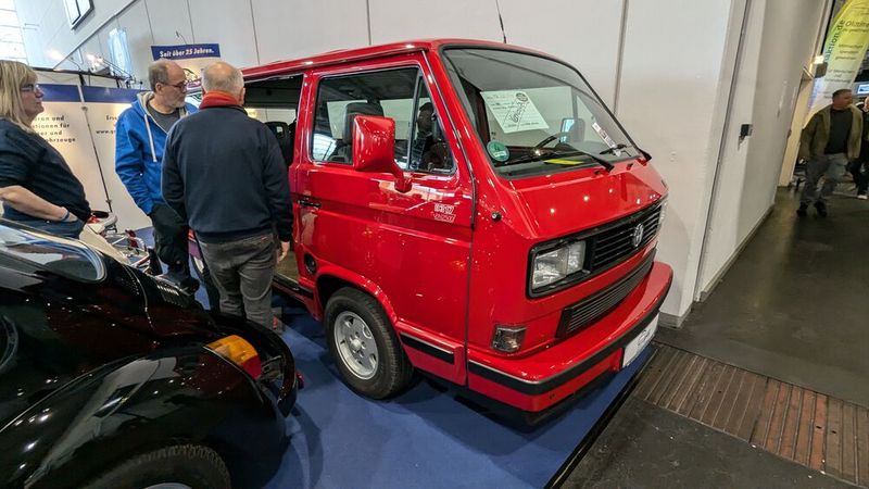Schon am Freitag trug so manches Fahrzeug ein „Verkauft“-Schild. (Bild: Dominsky – VCG)