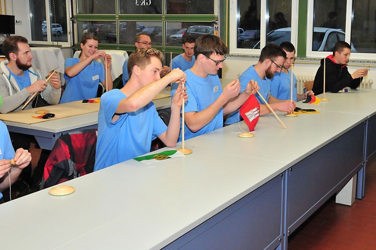 Der Wettbewerb beginnt traditionell damit, dass jeder Teilnehmer die Fahne seines Bundeslandes an einem kleinen Mast montieren muss. Sie ist dann sein ständiger Begleiter am Wettkampftag. (Foto: Schmidt)
