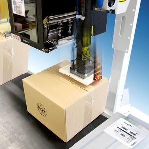 Legi-Air Parcelline HS: Bedruckt Etiketten und appliziert sie im Sekundentakt auf unterschiedlich hohe Kartons im Durchlauf.