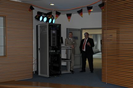 Winfried Pfaff (Sun) und Herbert Varga (Arrow ECS) vor SL 500 (Archiv: Vogel Business Media)