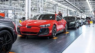 To make manufacturing faster, more robust, and more flexible, production must be designed in a more IT-oriented manner. This also requires virtual controls. (Image: Audi AG)
